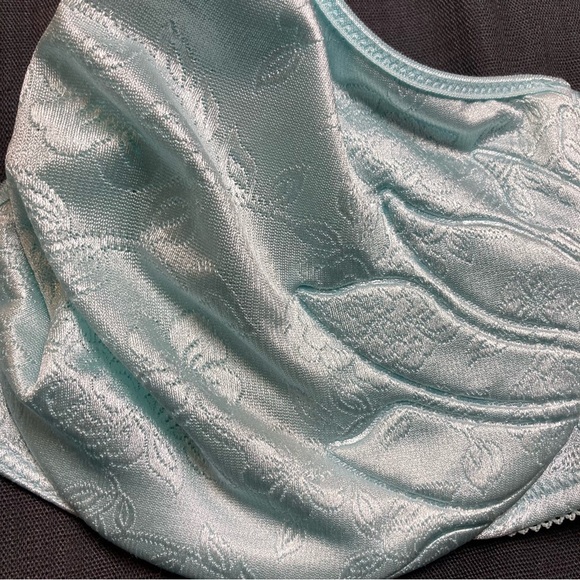 Bali Live It Up Seamless Underwire Bra in Soft Blue Embossed Floral - Picture 6 of 8